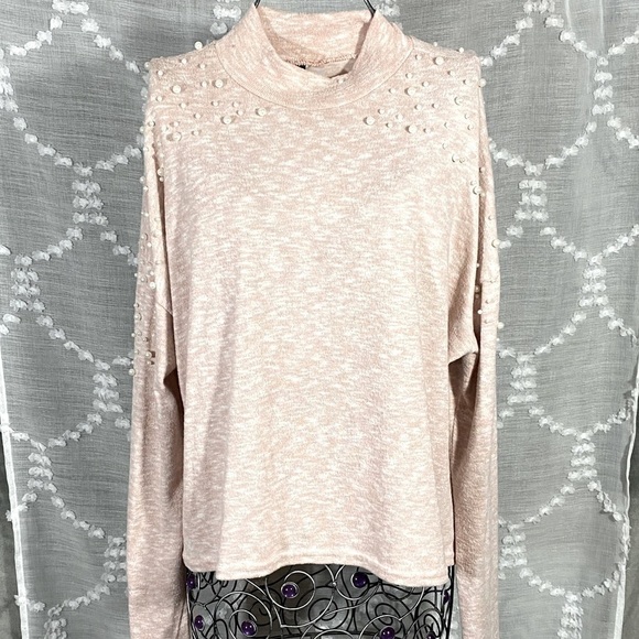 Light pink sweater w/ pearl accent shoulder size M - Picture 1 of 6